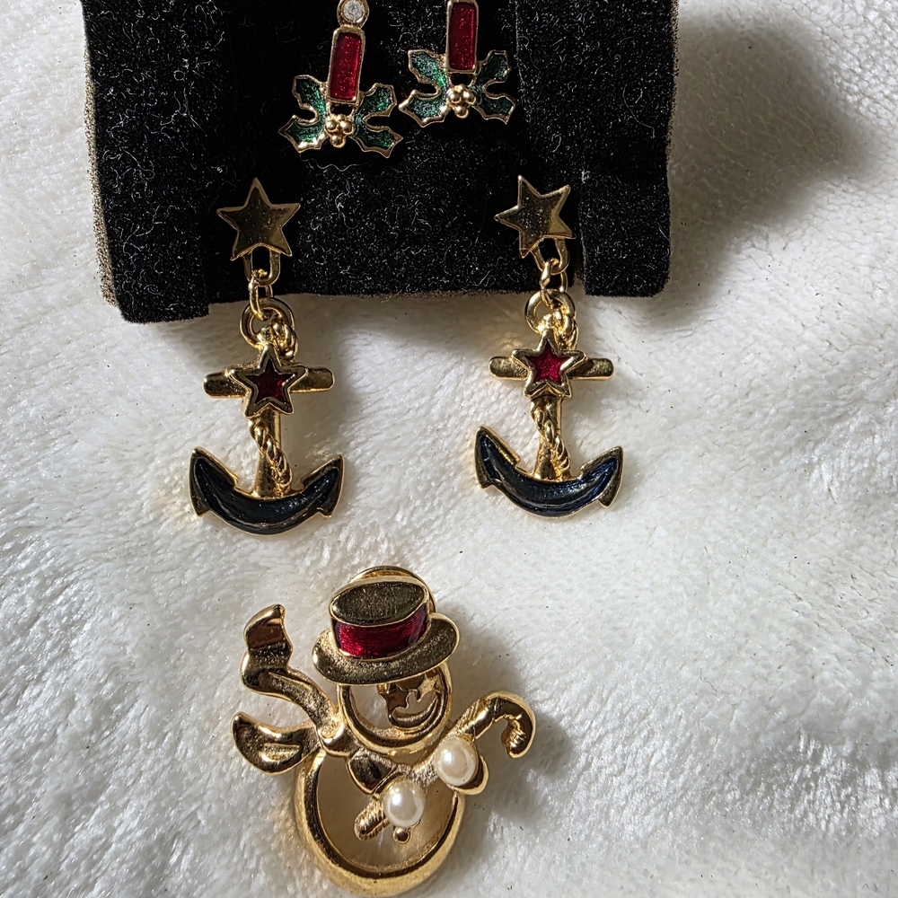 Holiday Rare Gold and Red/green Festive Jewelry Set 2 Pair Earings W/pendant 🤩